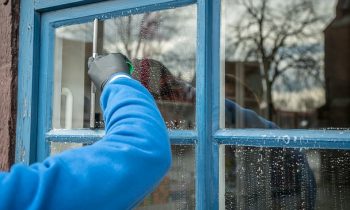 Laver des vitres sans traces : nos 6 astuces