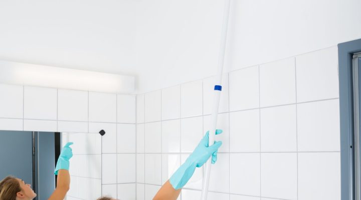 Le guide ultime pour nettoyer votre plafond sans laisser de traces
