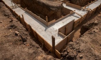 Quelles sont les considérations clés lors du terrassement pour des fondations de bâtiments?