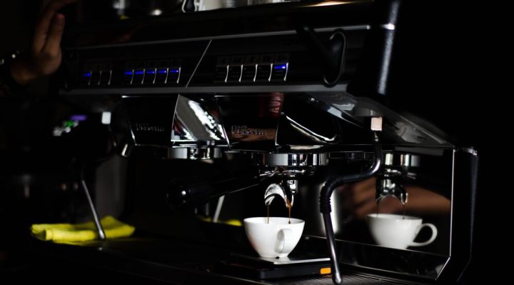 Les avantages économiques d'un distributeur de boissons chaudes dans les bureaux