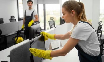 Routine de nettoyage pour un environnement de travail sain et productif