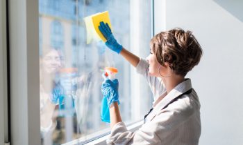 Conseils pour nettoyer efficacement une fenêtre coulissante