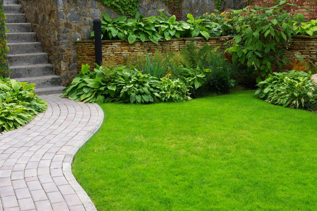 Intégrer des éléments de terrassement dans le design de votre jardin : créer des niveaux et des contours attrayants