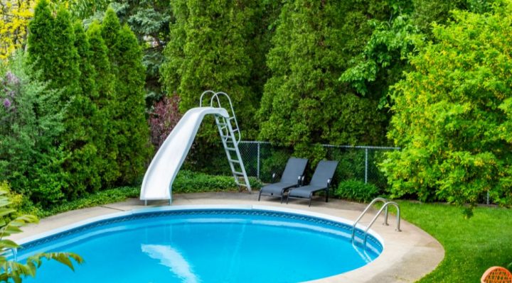 Puis-je installer une piscine dans mon jardin si j'ai des arbres ou des lignes électriques à proximité ?