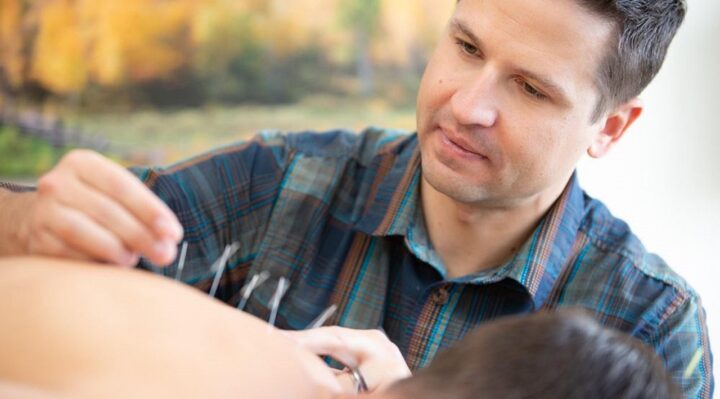 découvrez les bienfaits de l'acupuncture, une pratique millénaire de la médecine traditionnelle chinoise. soulagez vos douleurs, réduisez le stress et améliorez votre bien-être général grâce à cette technique de stimulation des points énergétiques.