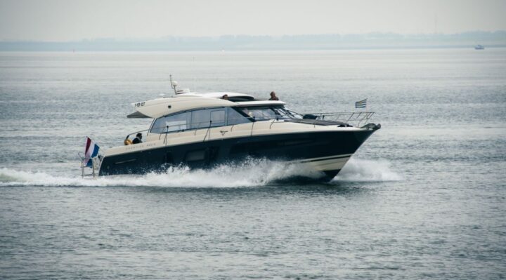 Puissance de moteur pour bateau touristique