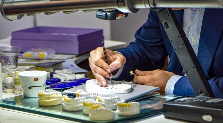 découvrez tout sur les prothèses dentaires : types, avantages et conseils pour choisir la solution adaptée à vos besoins afin de retrouver confort, esthétique et mastication optimale.