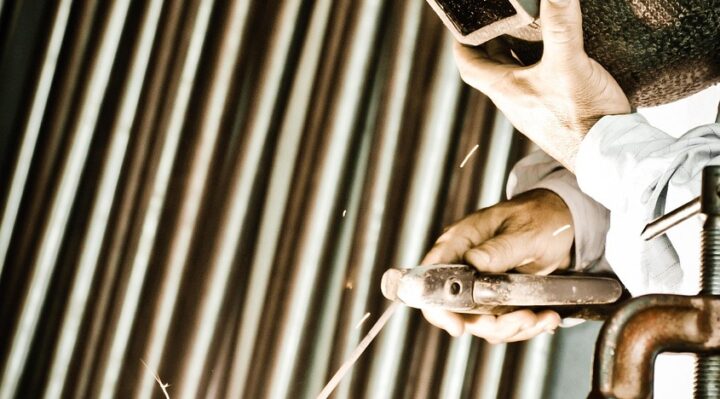 découvrez le soudage tig : une technique de soudure précise et propre idéale pour l'acier inoxydable, l'aluminium et autres métaux. apprenez les avantages, applications et conseils pour débuter le soudage tig.