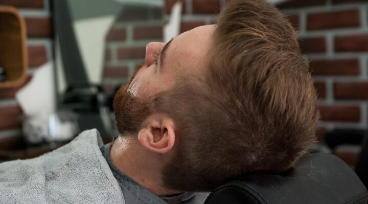 découvrez notre barber shop professionnel offrant des coupes de cheveux tendance, rasages précis et soins personnalisés pour un style impeccable.