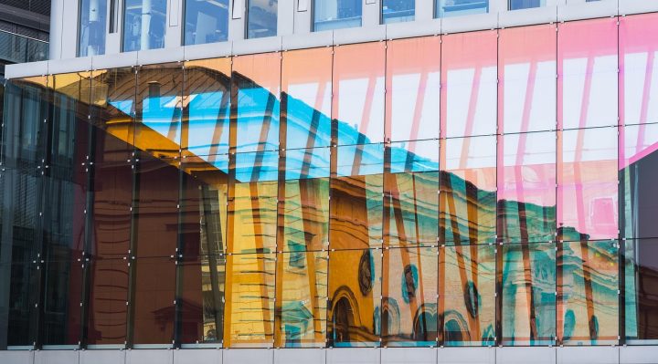 cloisons de bureau en verre personnalisées avec impression sur mesure pour un espace de travail moderne et élégant.