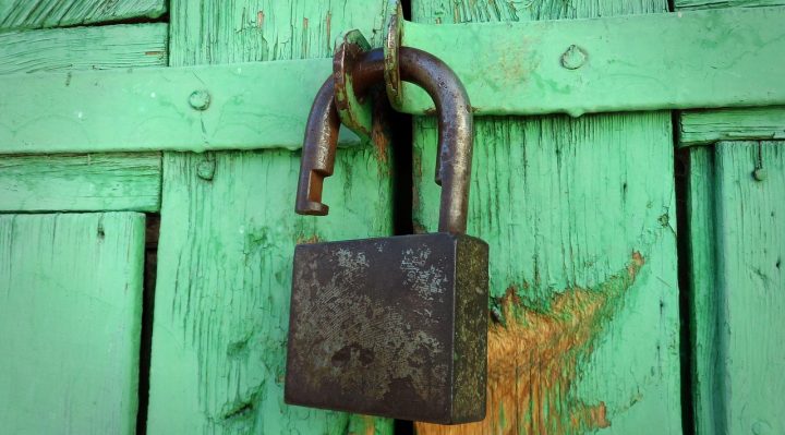 guide complet pour l'installation d'une serrure 3 points, étape par étape, pour sécuriser efficacement vos portes.