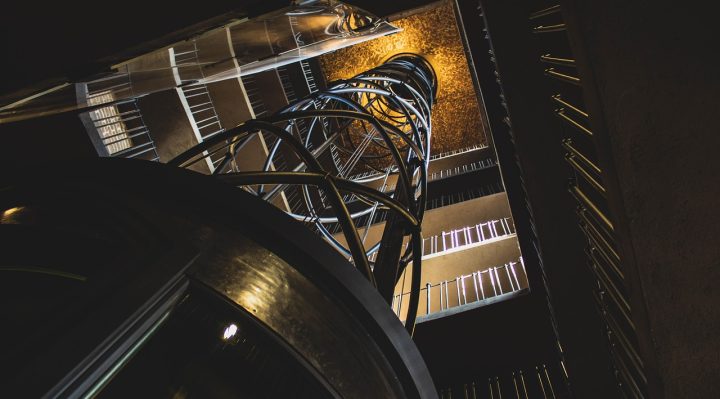 entretien des escaliers métalliques : conseils pratiques pour assurer leur durabilité, prévenir la corrosion et maintenir leur sécurité et esthétique au fil du temps.