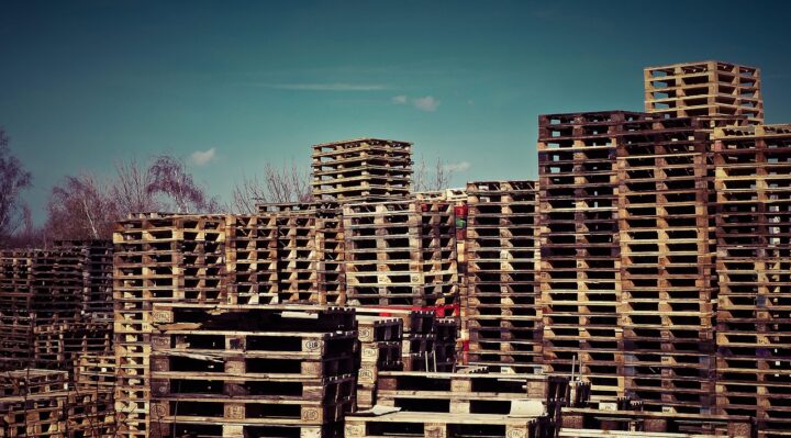 découvrez nos solutions professionnelles de cerclage de palettes pour assurer la sécurité et la stabilité de vos marchandises lors du transport et du stockage.