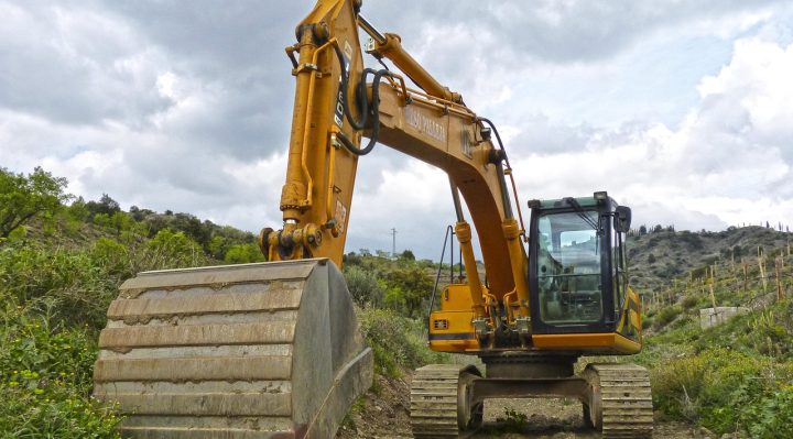 service d'excavation pour piscine : préparation précise du terrain pour la construction de votre piscine sur mesure.
