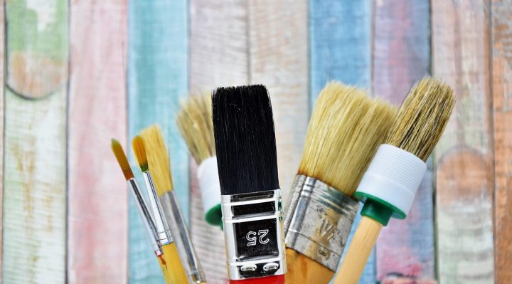 brosse télescopique pour toiture, idéale pour nettoyer efficacement vos toits en hauteur tout en garantissant sécurité et confort.