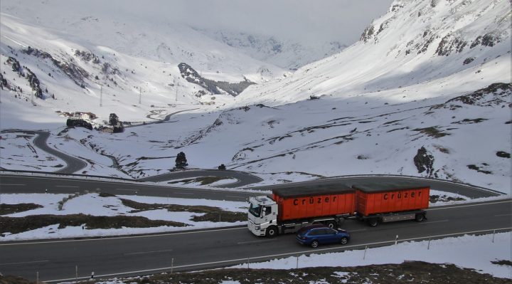 plaque vibrante utilisée pour le compactage de l'asphalte froid, assurant une surface lisse et durable lors des travaux de voirie.