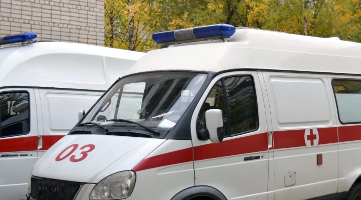 gérez le stress lié aux retards des ambulances grâce à des stratégies efficaces de gestion du temps et de communication.