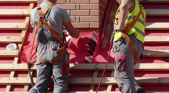 découvrez les étapes essentielles pour réussir la rénovation de votre toit, de l'inspection initiale à la finition, afin d'assurer durabilité et esthétique.