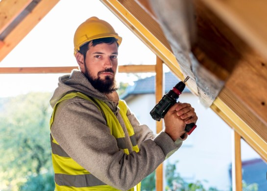 Assurer la solidité de sa toiture grâce à des travaux de charpente adaptés